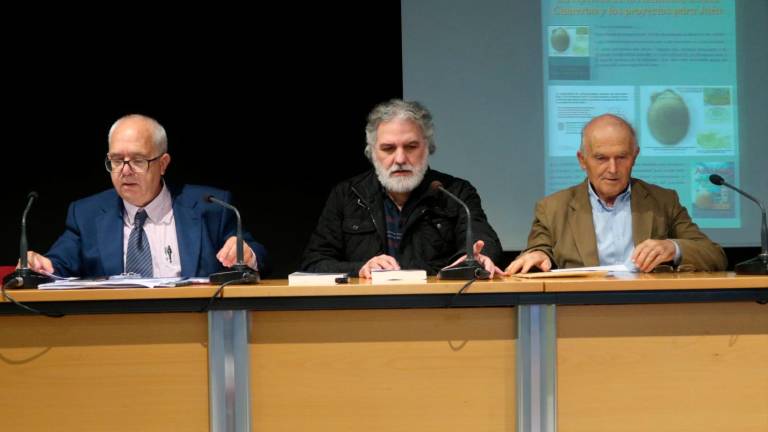 Rueda de prensa en la biblioteca municipal de Jaén. De izquierda a derecha Juan Manuel Molina, Georgeos Díaz-Montexano y Manuel Ochando