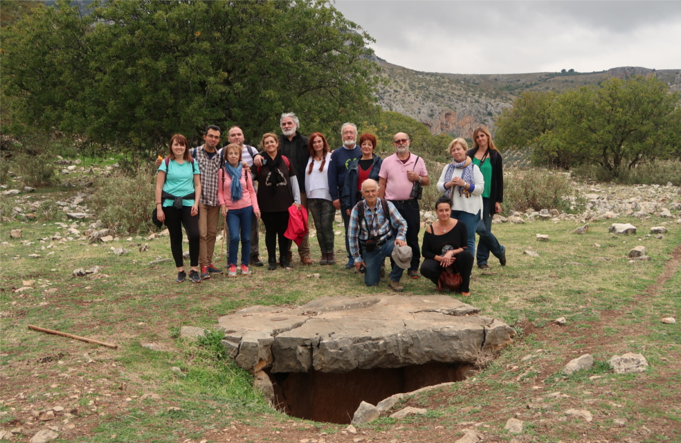 Grupo expedicionario junto al dolmen