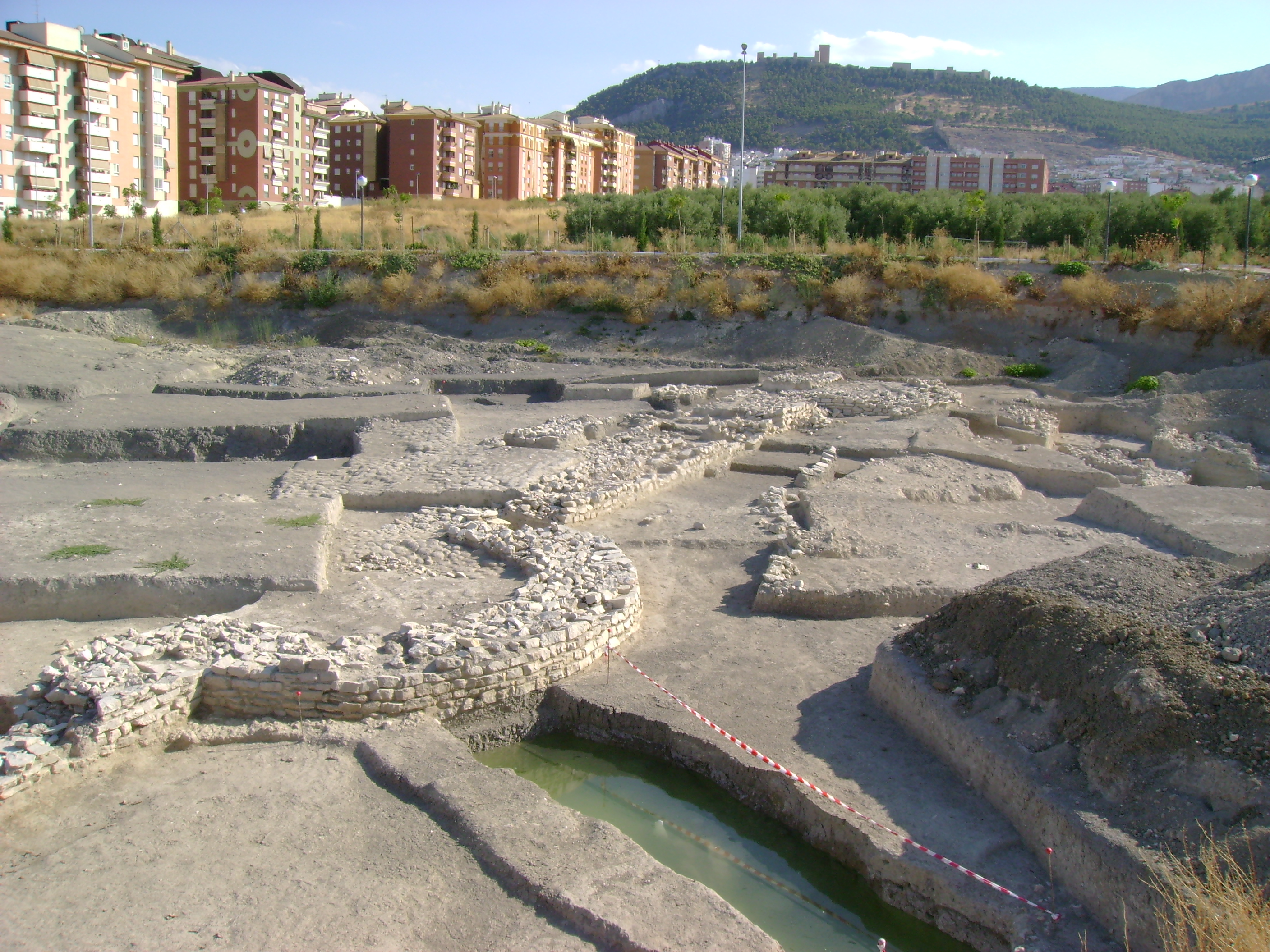 Muralla y bastión pertenecientes al llamado '5º foso' del yacimiento de Marroquíes Bajos, Jaén. Fuente: Kordas