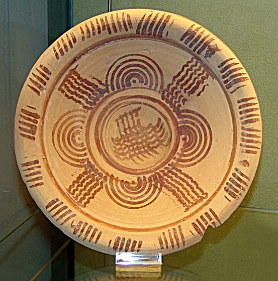 Plato íbero con decoración geométrica de tipo marítimo