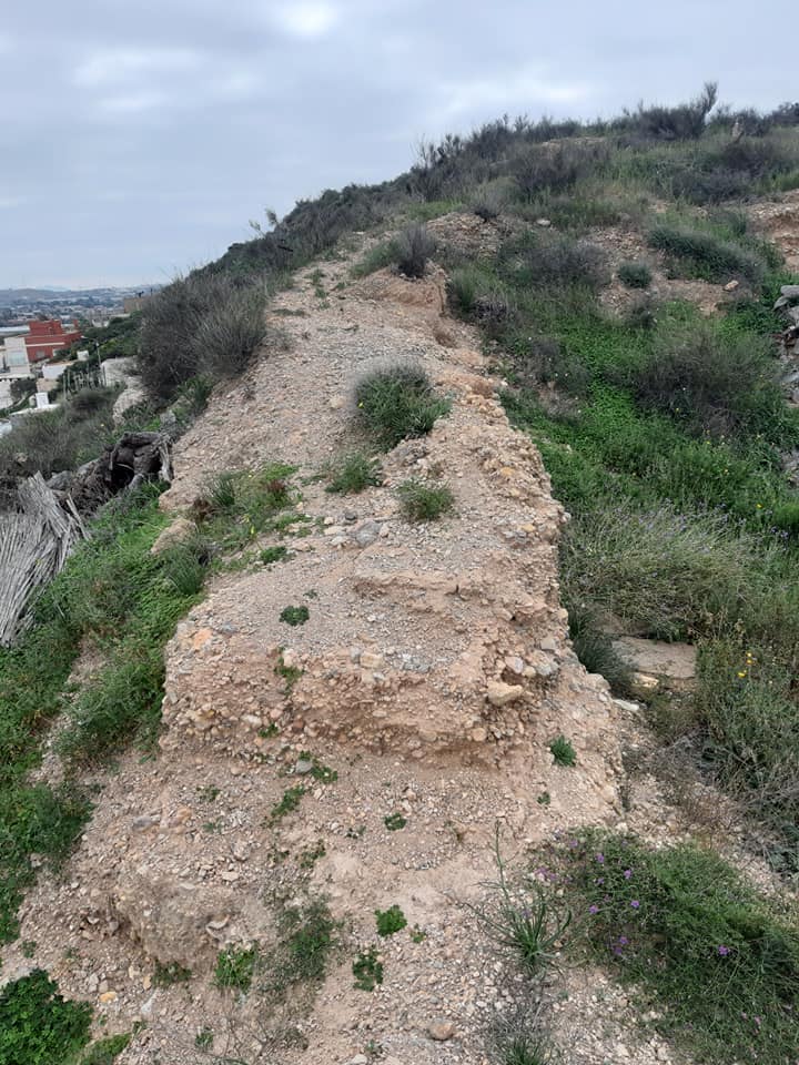Posible tramo de muralla en el cerro del Paredón. Fotografía de Arturo Ortiz