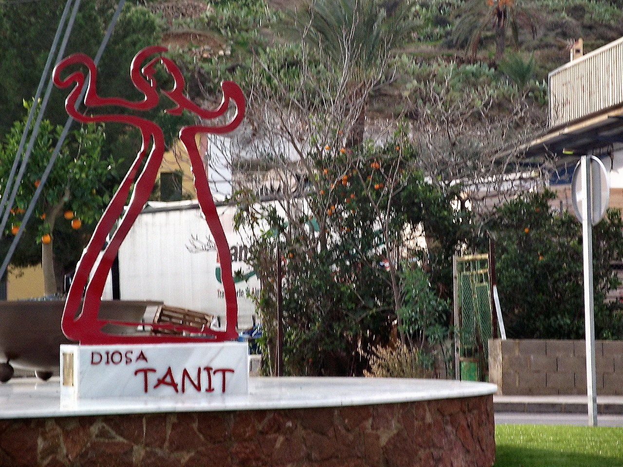Monumento a la diosa fenicio-púnica Tanit en la rotonda de entrada de El Chuche. Fuente: Blog 