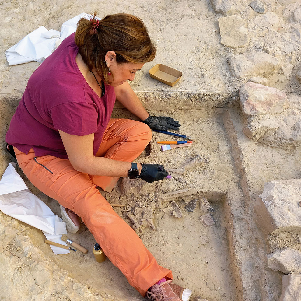 Ana Pajuelo durante su investigación en el yacimiento calcolítico de Valencina de la Concepción, Sevilla