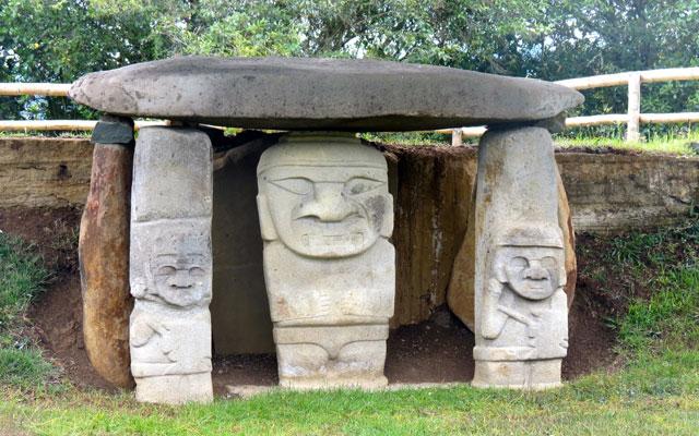 Monumento megalítico con estatuas del periodo clásico, aparentemente talladas sobre los antiguos ortostatos. Parque arqueológico de San Agustín, Huila, Colombia - Imagen de Pablo Novoa