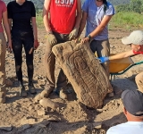 Investigadores de la Universidad de Sevilla encuentran una nueva estela prehistórica en Cañaveral de León, Huelva