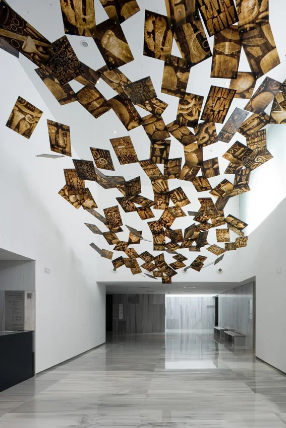 Instalación Nube de Siret suspendida en el vestíbulo del Museo de Almería, en una fotografía de archivo.