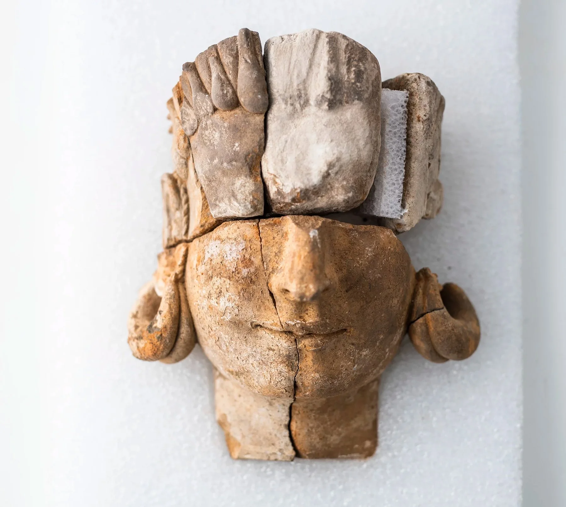 Escultura femenina con arracadas tartésicas del Turuñuelo - Fuente: construyendotarteso.com