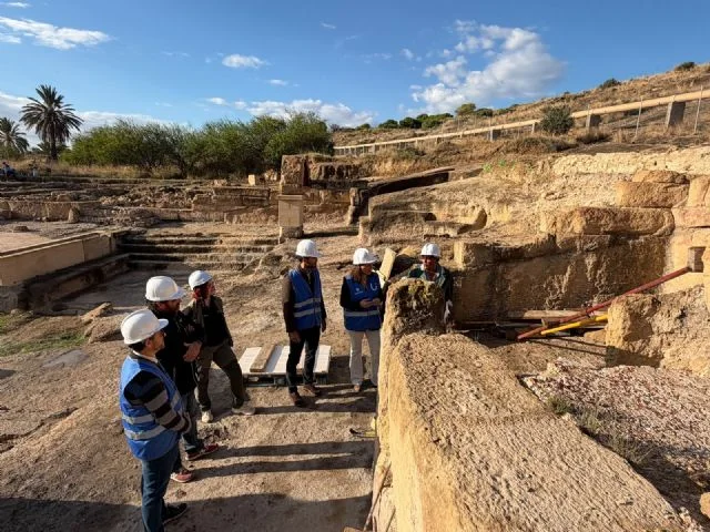 Visita a las excavaciones de los Baños Romanos de Fortuna, con varias personas equipadas con cascos.
