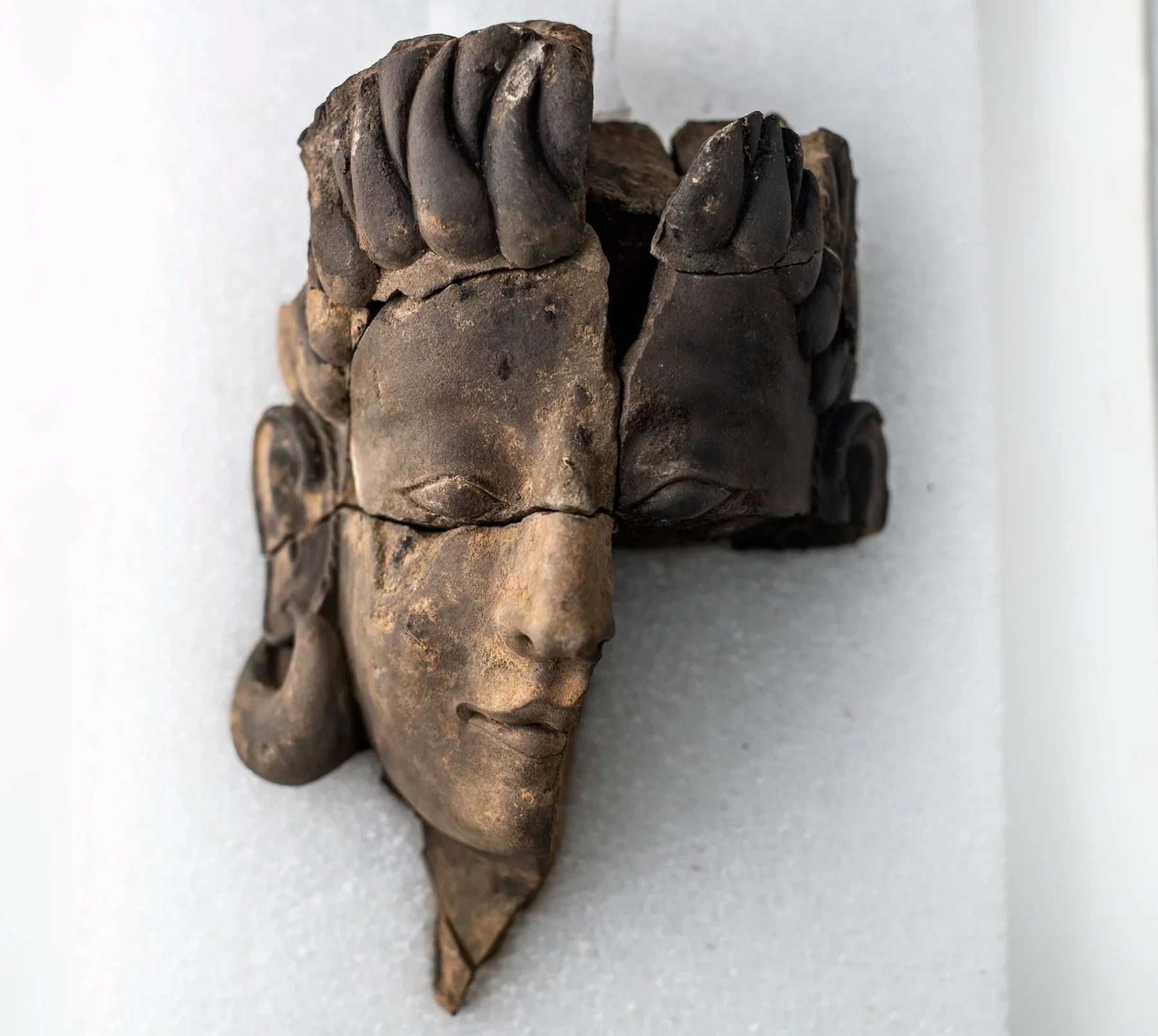 Escultura femenina con arracadas tartésicas del Turuñuelo - Fuente: construyendotarteso.com